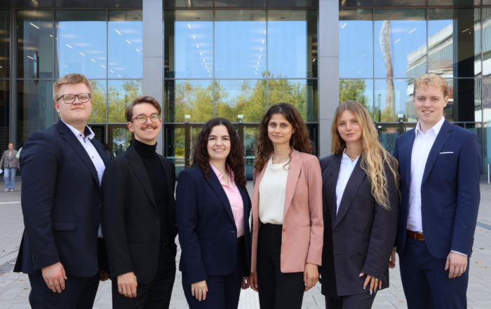Die Mooties der Universität Bielefeld mit ihren Coaches: v.l.n.r.: Luca Krämer, Jonas Koschmieder, Jennifer Haak, Tiara Tariq, Linnéa Driesen, Felix Frerich © Universität Bielefeld