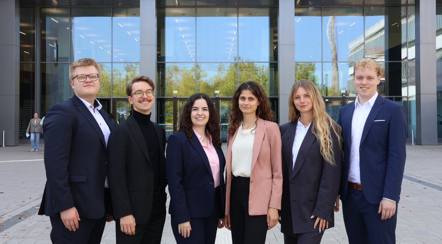 Die Mooties der Universität Bielefeld mit ihren Coaches: v.l.n.r.: Luca Krämer, Jonas Koschmieder, Jennifer Haak, Tiara Tariq, Linnéa Driesen, Felix Frerich © Universität Bielefeld